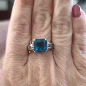 Elegant Blue and Silver Women's Ring